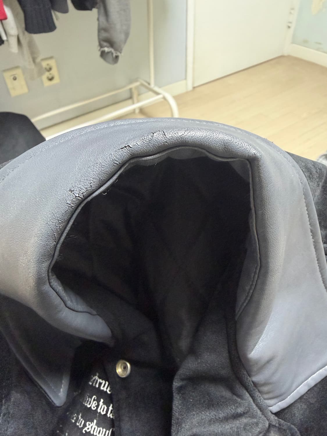 러브이즈트루 바시티 자켓  상품이미지3