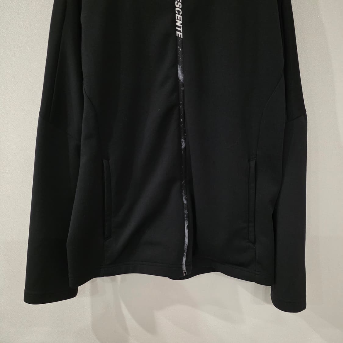 데상트 블랙 남성 집업 자켓 100 상품이미지2