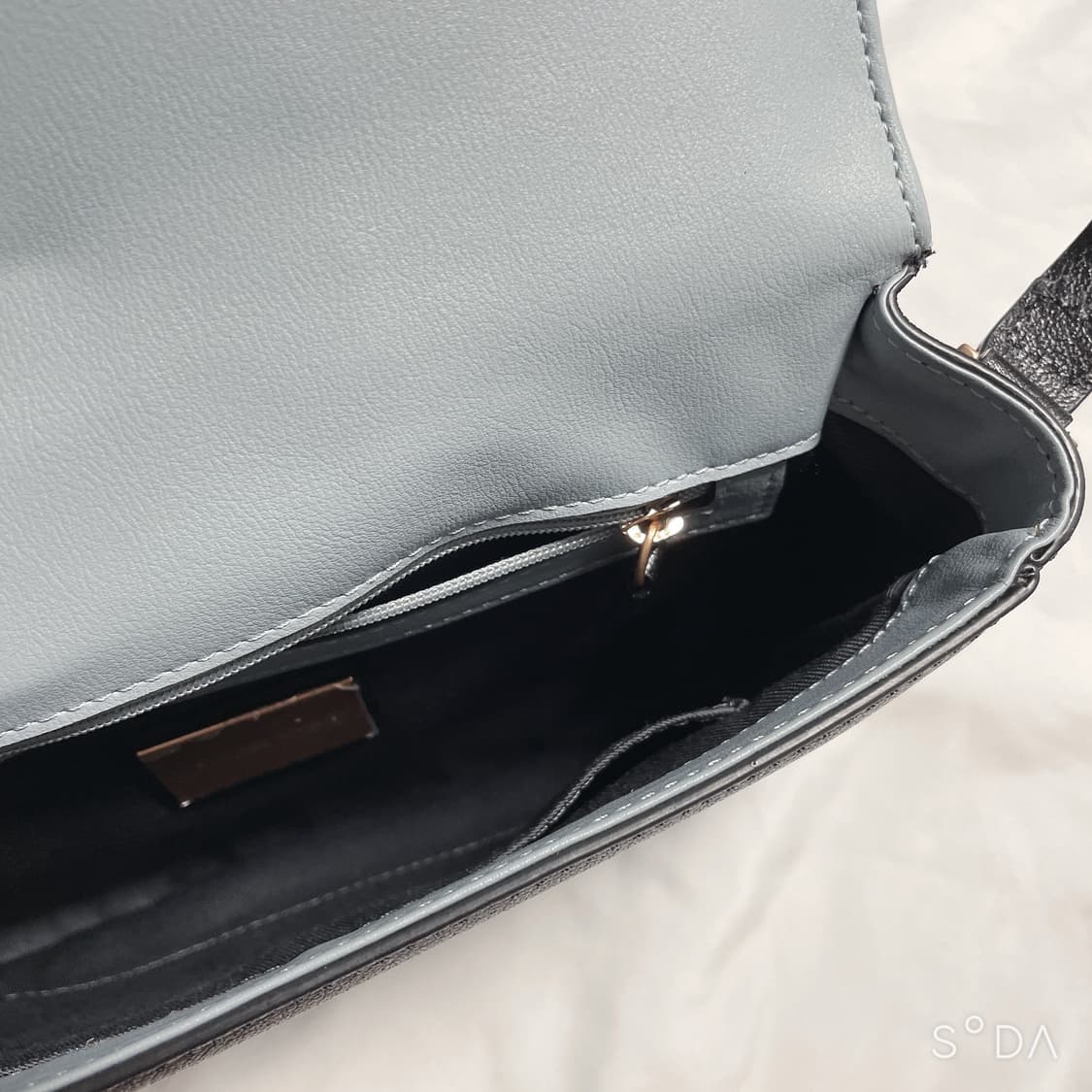 쿠론 반달 크로스백 블랙 상품이미지9