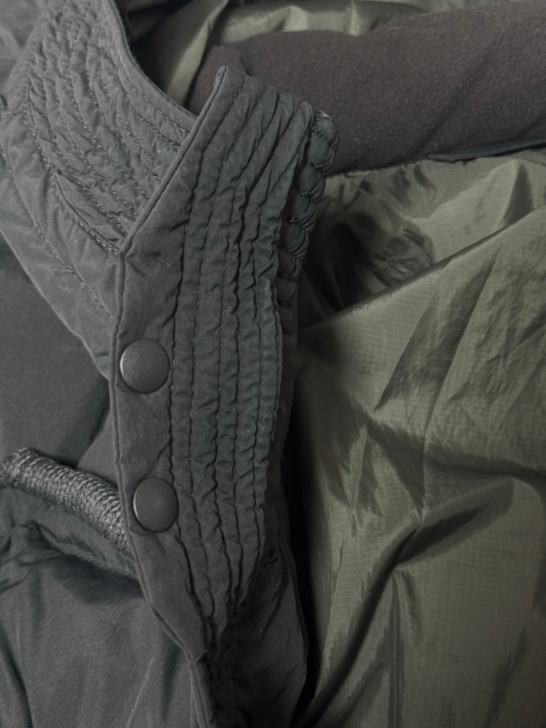 [5회미만] 시리즈 25fw 구스다운 에어트루퍼 / 다크차콜 / 110사 상품이미지8