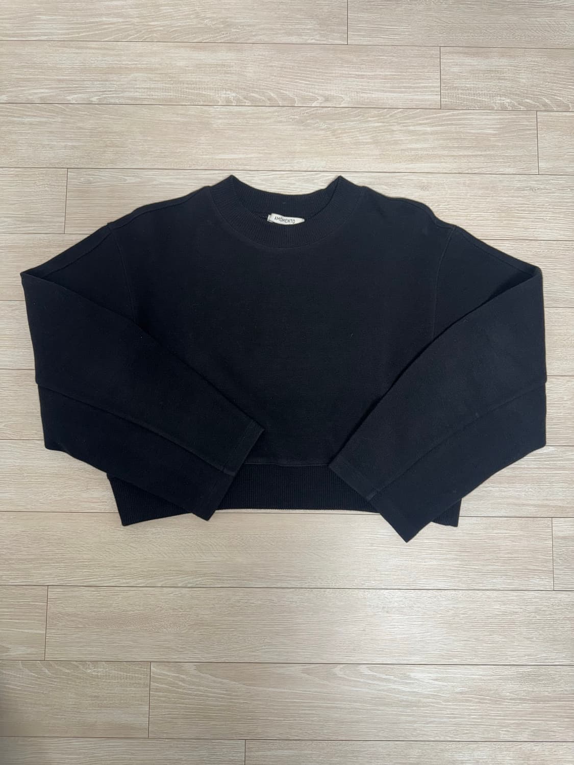 아모멘토 크롭 맨투맨 블랙 상품이미지3