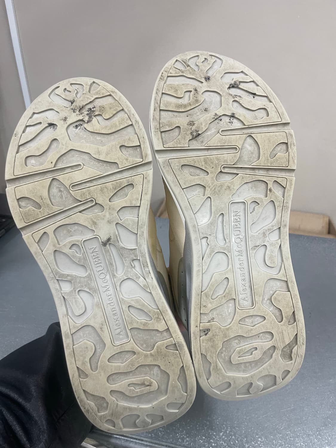 알렉산더맥퀸 오버솔 골드 42 상품이미지6