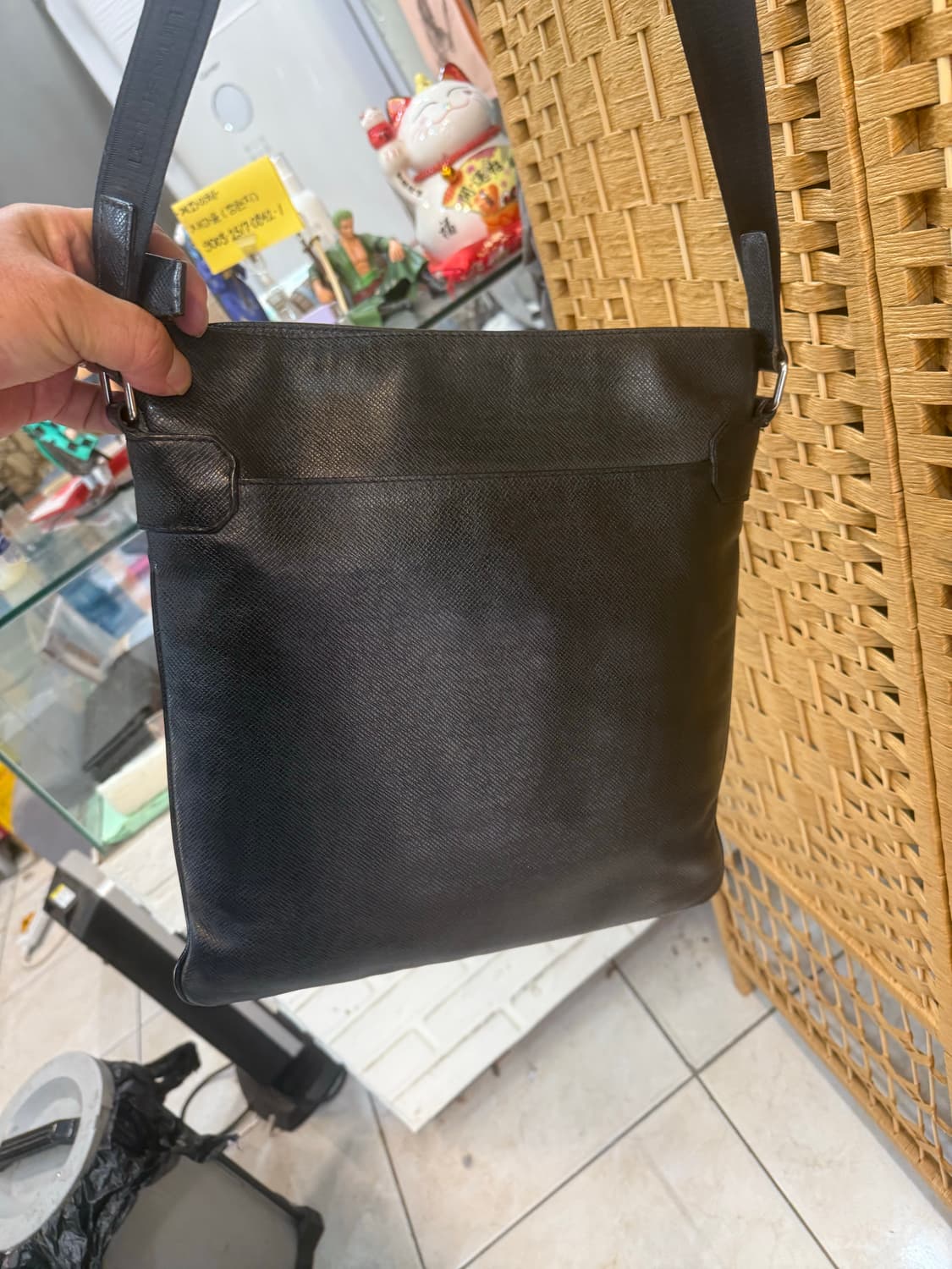 정품 루이비통 타이가 사샤 메신저백 팝니다 상품이미지4