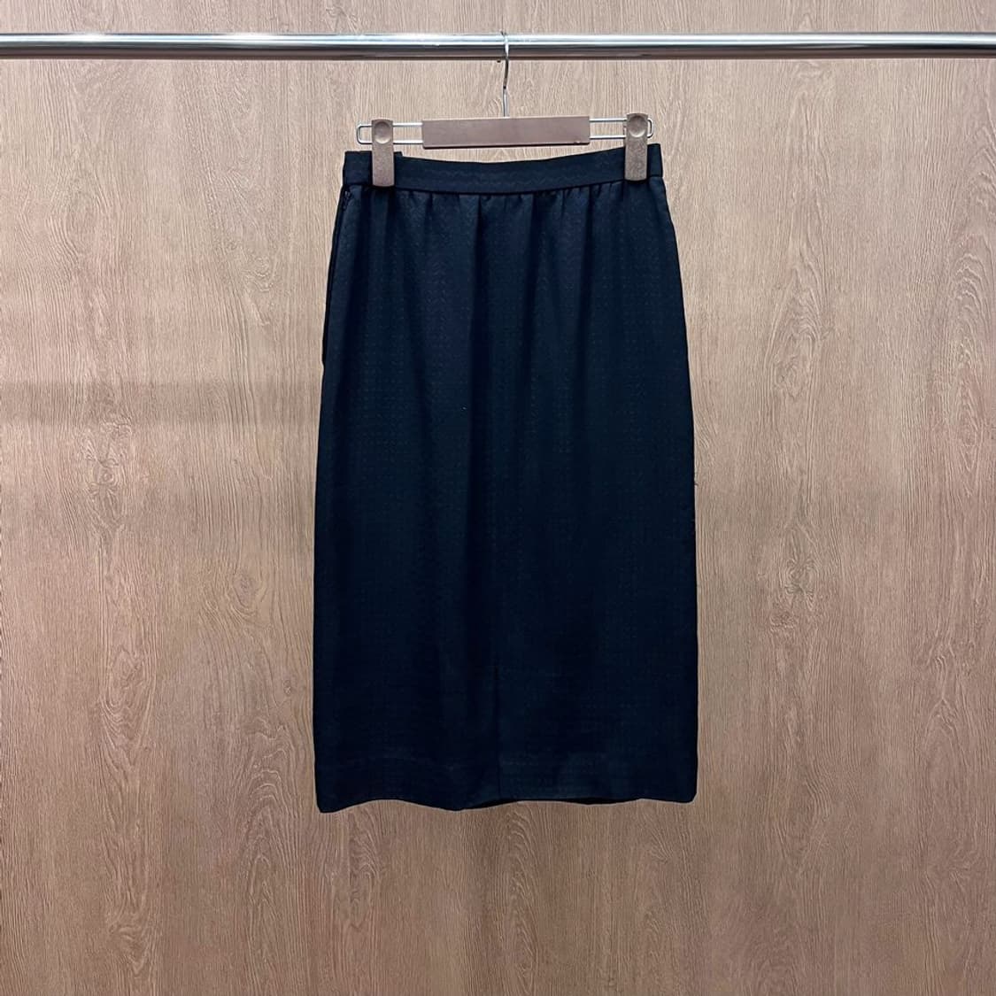 지방시 미디 스커트 사이드 지퍼 버클 물결 패턴 디테일 H라인 블랙 상품이미지3