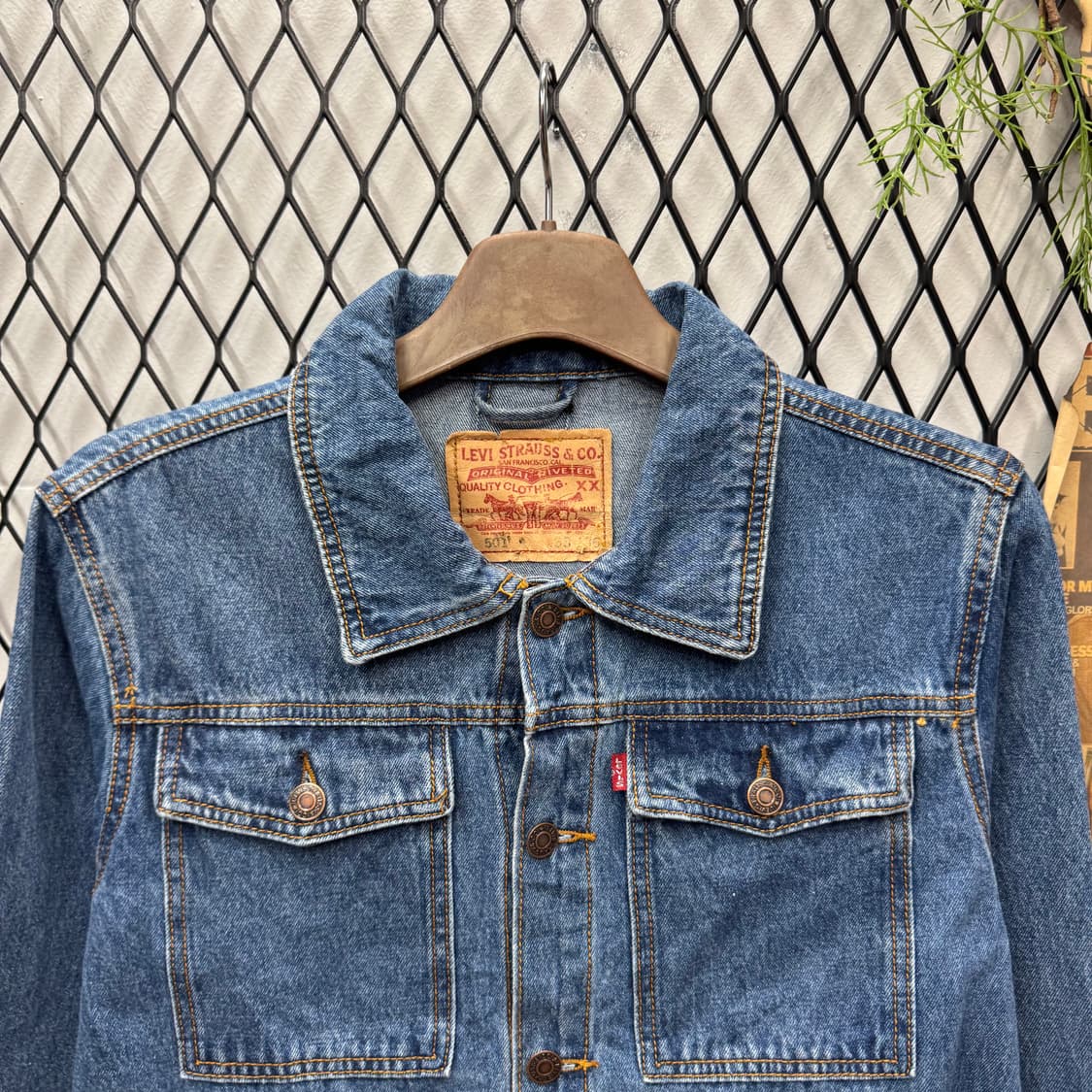 리바이스 데님 트러커 자켓 전면 투포켓 포인트 진청 상품이미지3