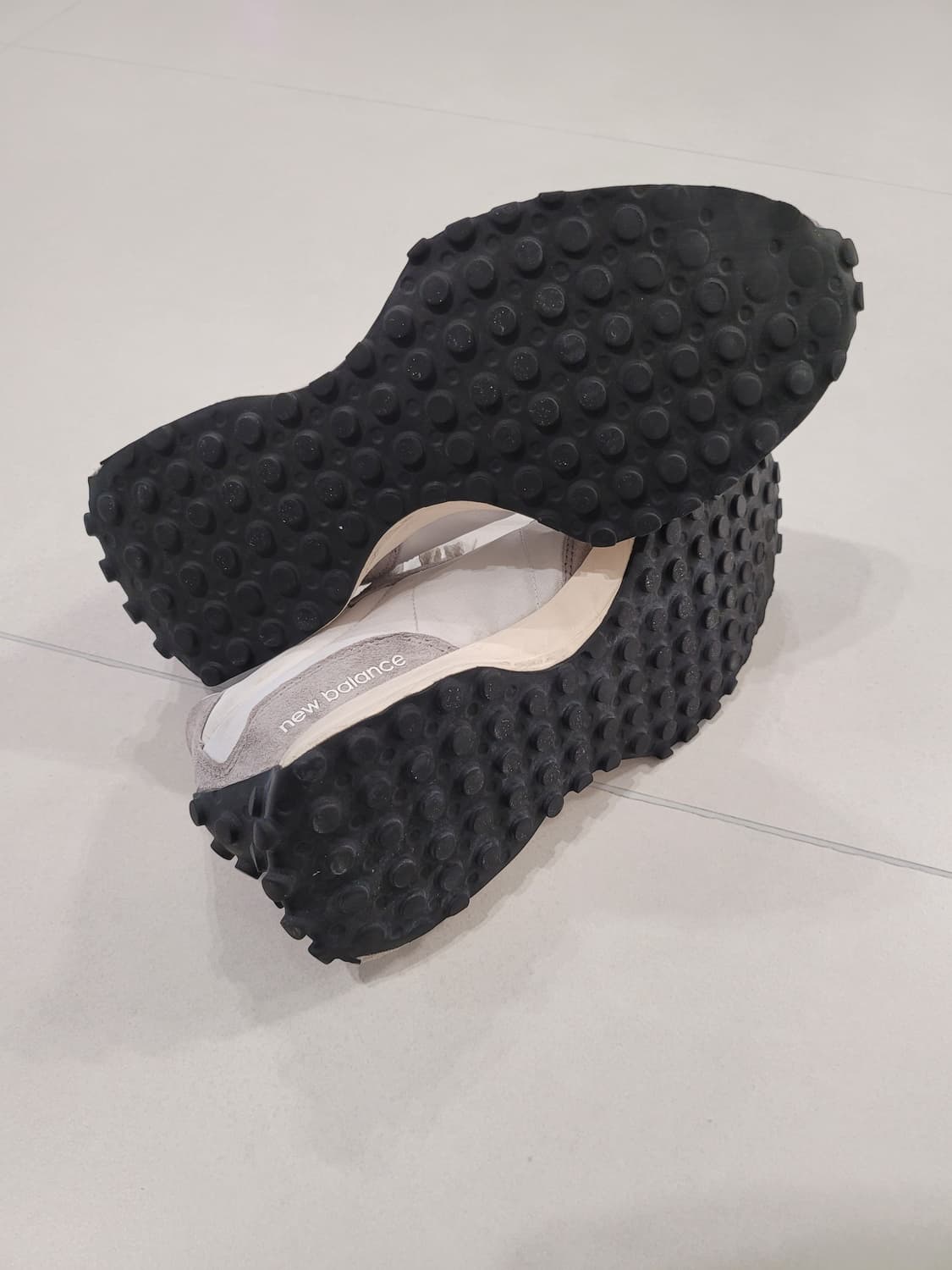 275] 어떤 옷에도 찰떡, 뉴발란스 327 그레이 보냅니다. 
 상품이미지5