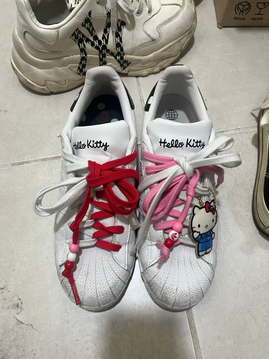 아디다스 슈퍼스타 헬로키티 콜라보 245 상품이미지1