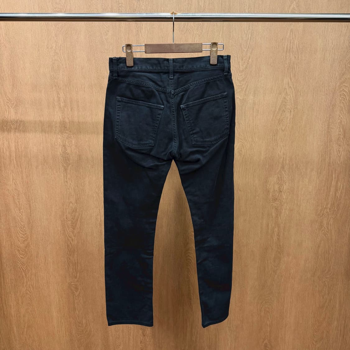 빔즈 데님 팬츠 후면 더블 포켓 실버 버튼 디테일 스트레이트 핏 블랙 상품이미지3