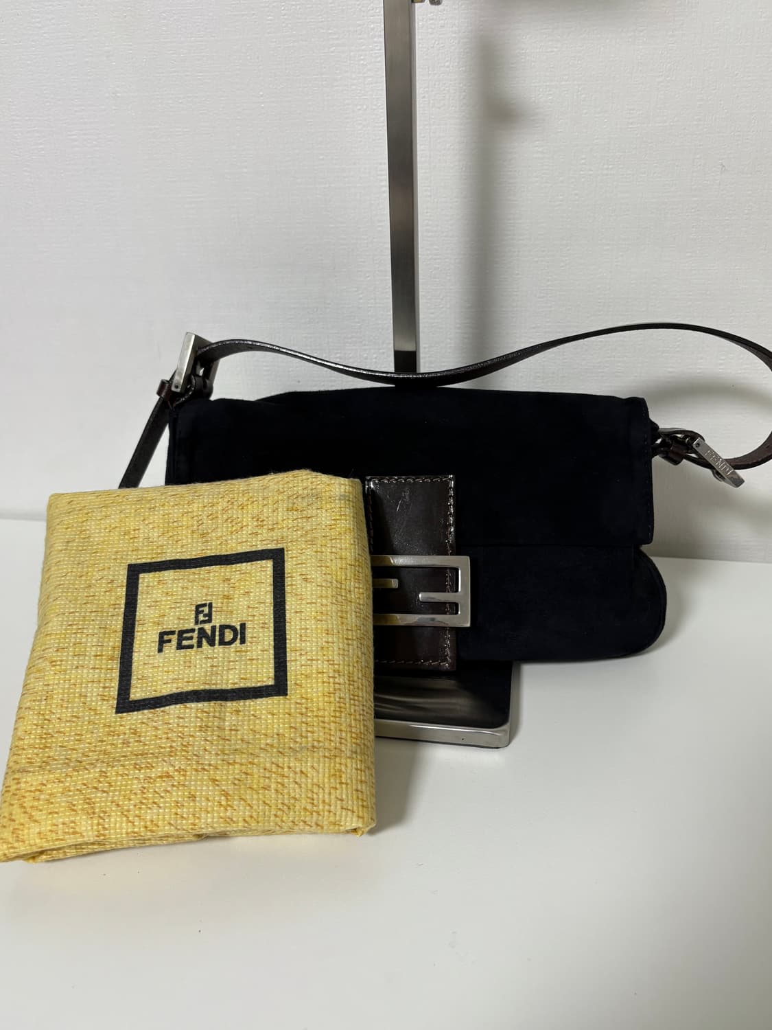 펜디 스웨이드 바게트백 상품이미지9