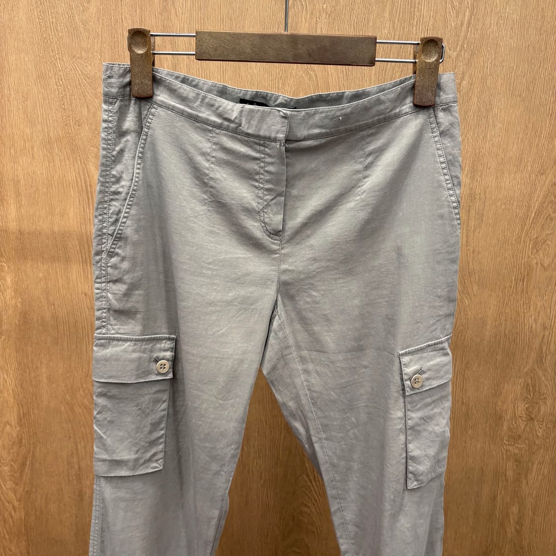 띠어리 카고 팬츠 크런치 텍스처 플랩 포켓 디테일 슬림핏 라이트 그레이 상품이미지4