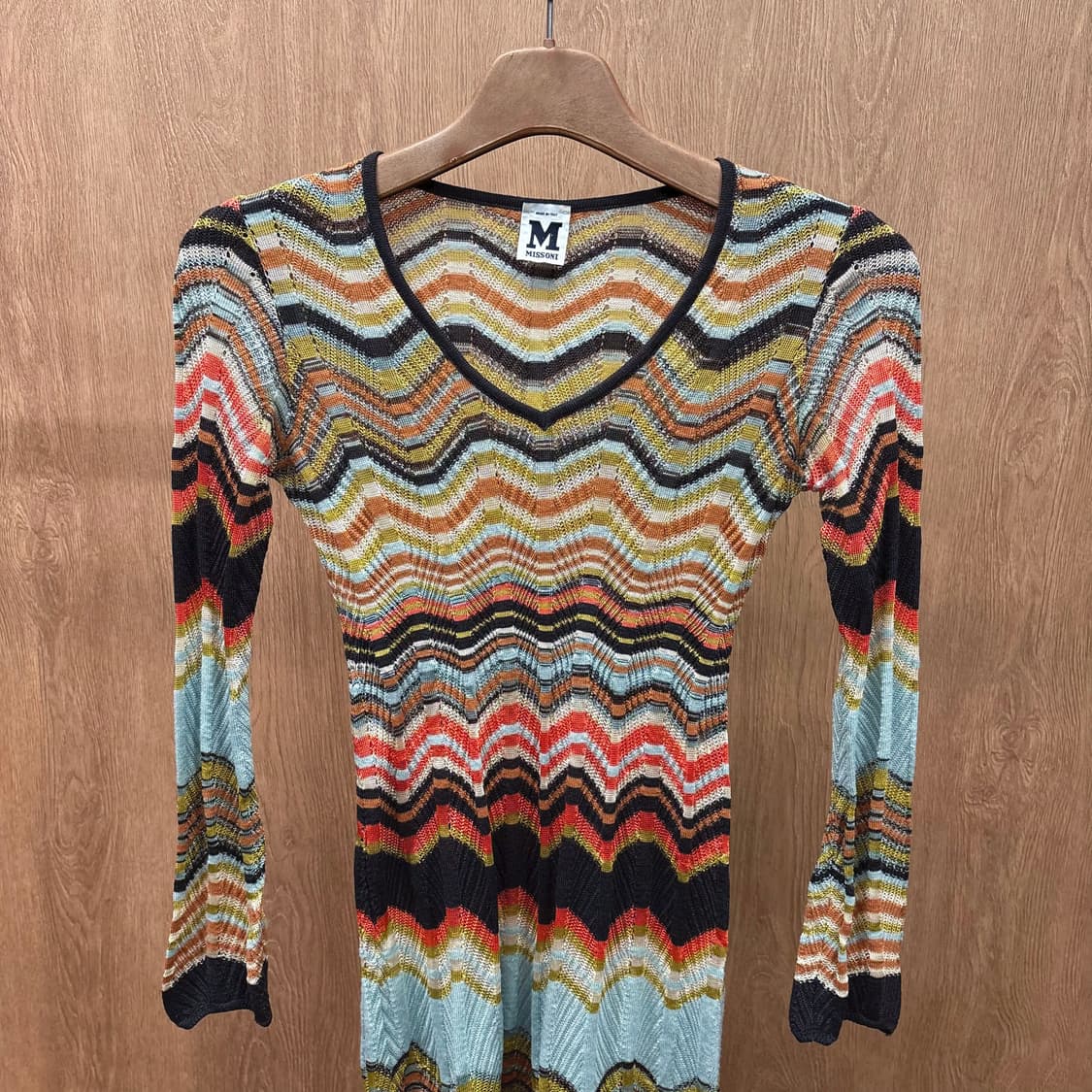 미쏘니 브이넥 니트 미디 원피스 지그재그 스트라이프 패턴 슬림핏 브라운 상품이미지4