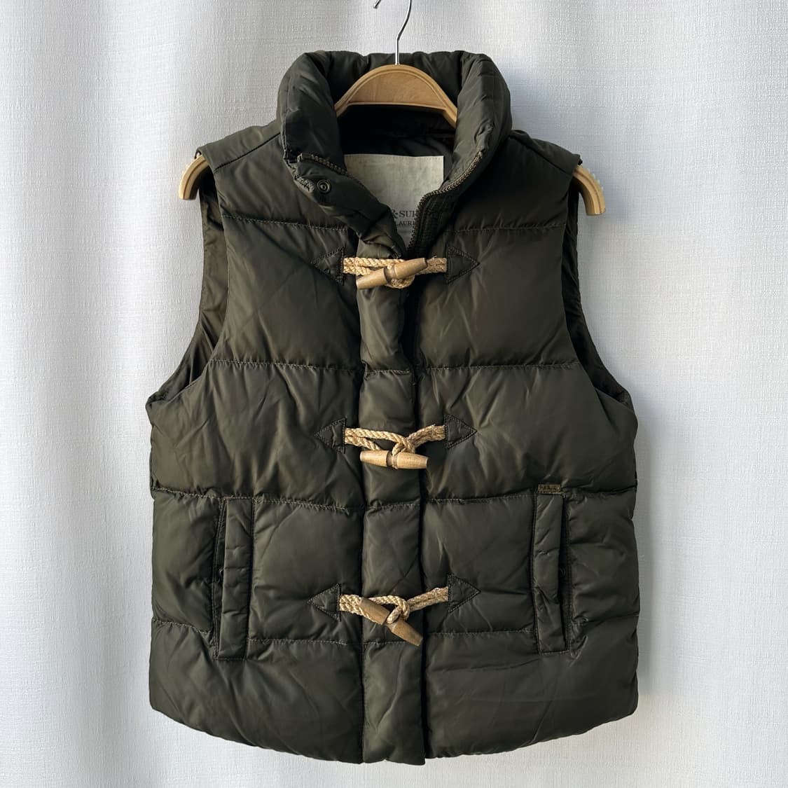 랄프로렌 데님 & 서플라이 토글 클로저 다운 베스트 카키 그린 XS 상품이미지1