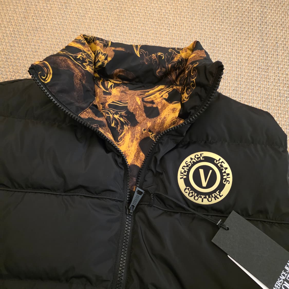 VERSACE 베르사체 리버시블 이탈리안 바로크 파이어 패턴 다운베스트 상품이미지6