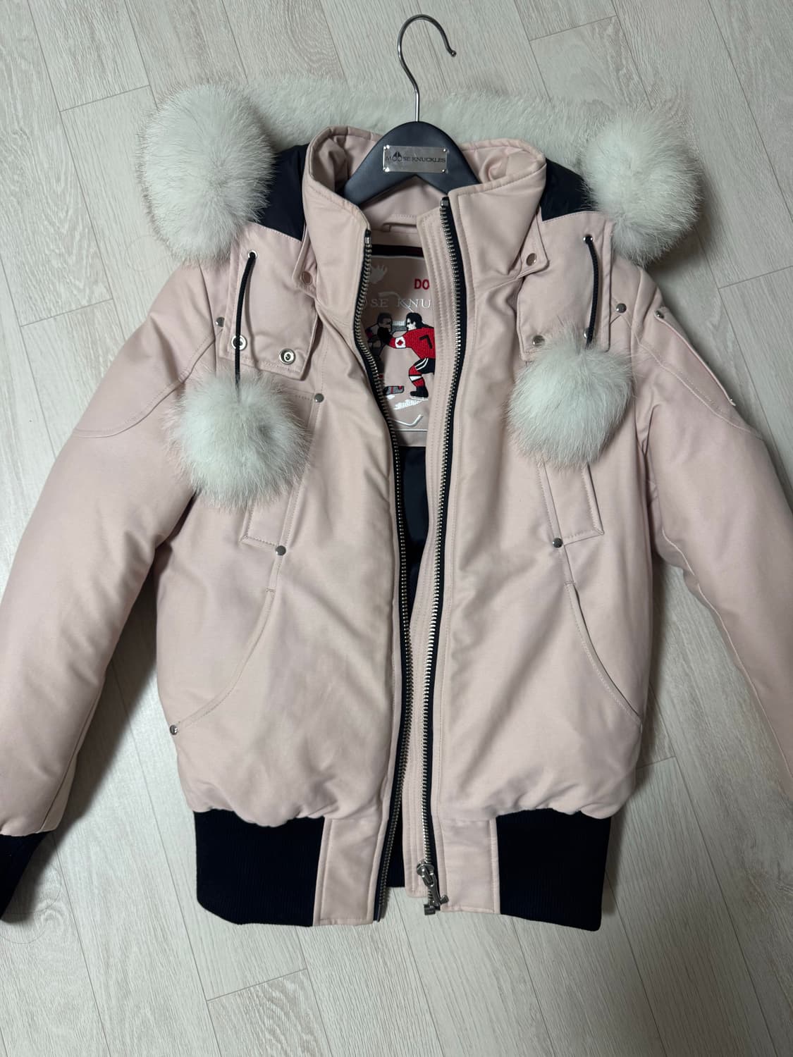 무스너클 대비 봄버 로즈 스모크 더블유 패딩(한정판) 상품이미지1