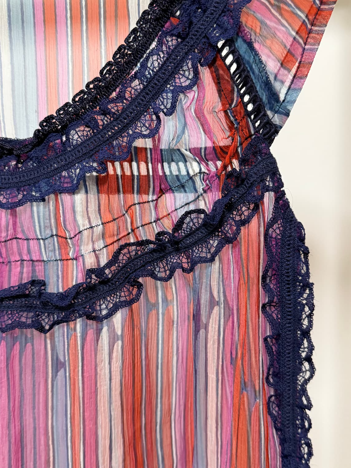 BINDU : 시스루 쉬폰 반팔 슬리브리스 블라우스 상품이미지4