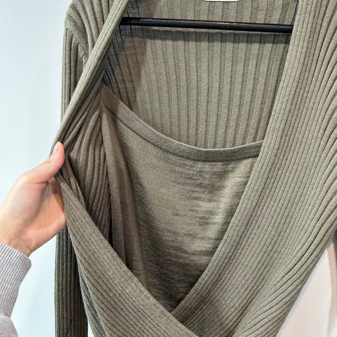 카키 랩 디테일 니트 상품이미지5