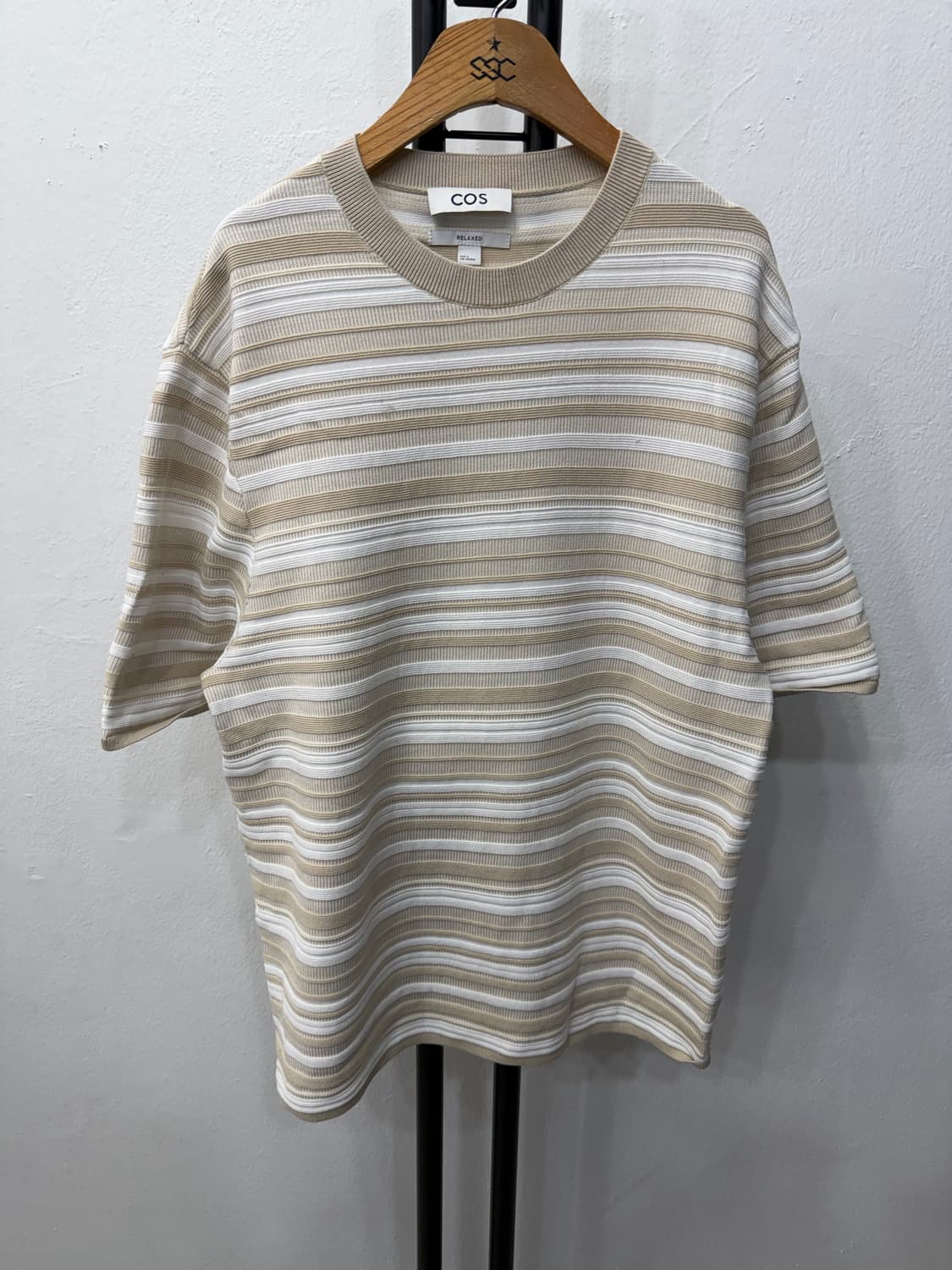 정품) COS 코스 남성 릭렉스핏 스트라이프 반팔 니트 S 상품이미지1
