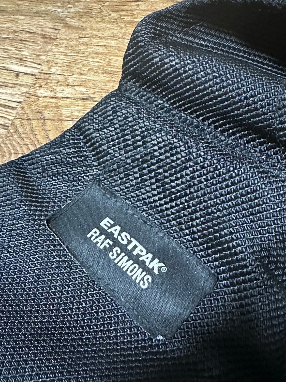 [OS] 라프시몬스 X 이스트팩 슬링 백 단추버전 상품이미지6