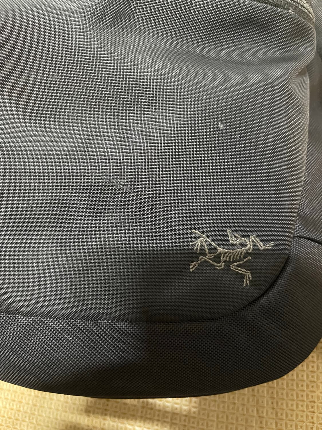 아크테릭스 크로스백 상품이미지3