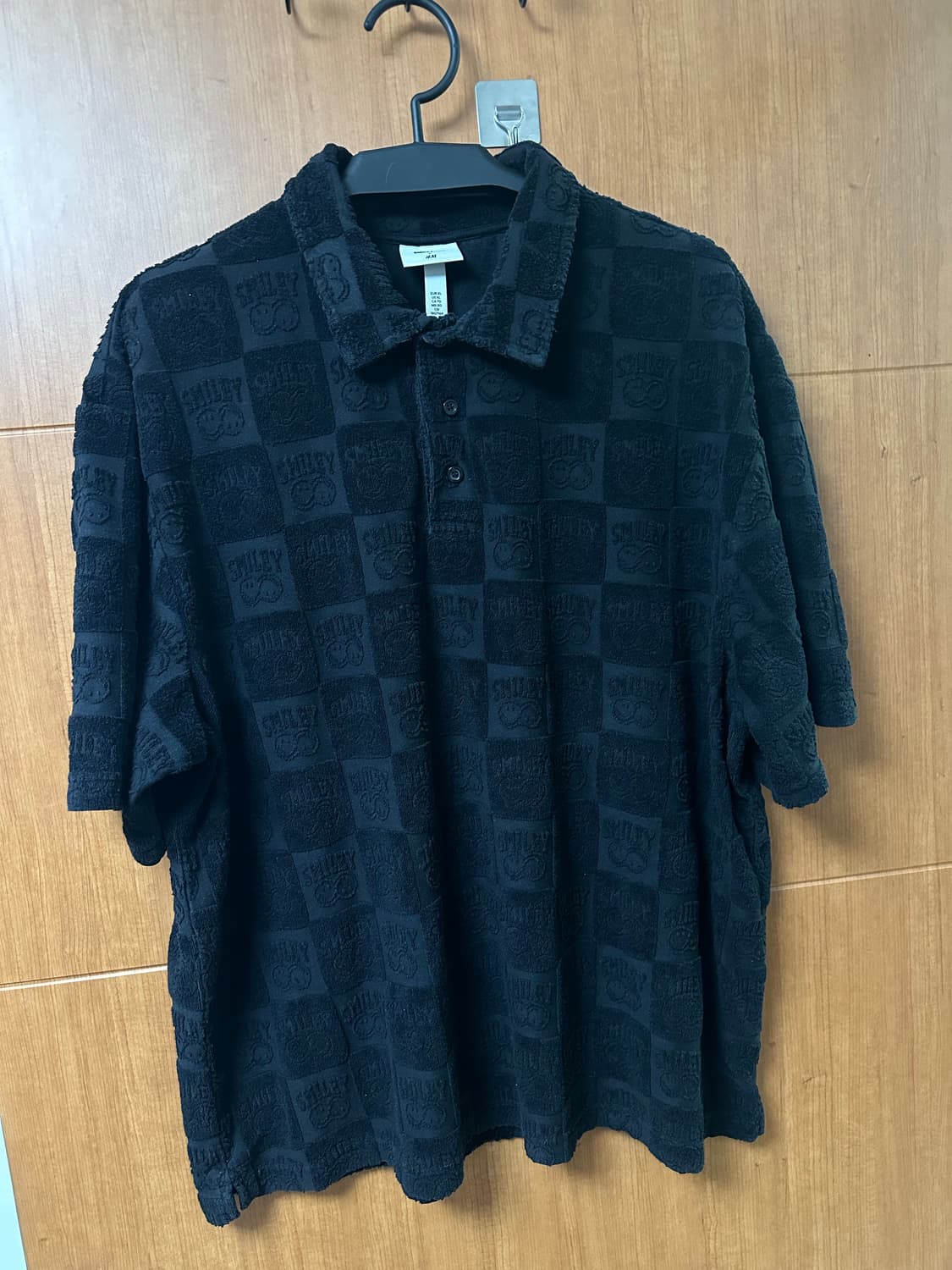 [XL] H&M Smiley 콜라보 수건 카라티 블랙 상품이미지1