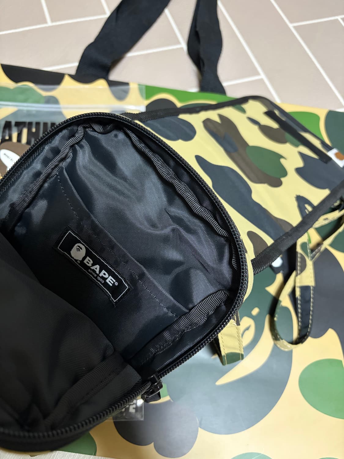 베이프 카모 크로스백 미니백 상품이미지3