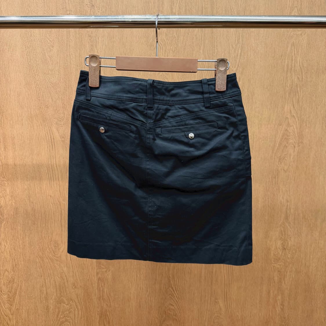 비키 꾸뛰르 미니 스커트 멀티 지퍼 포켓 하드웨어 디테일 H라인 블랙 상품이미지3