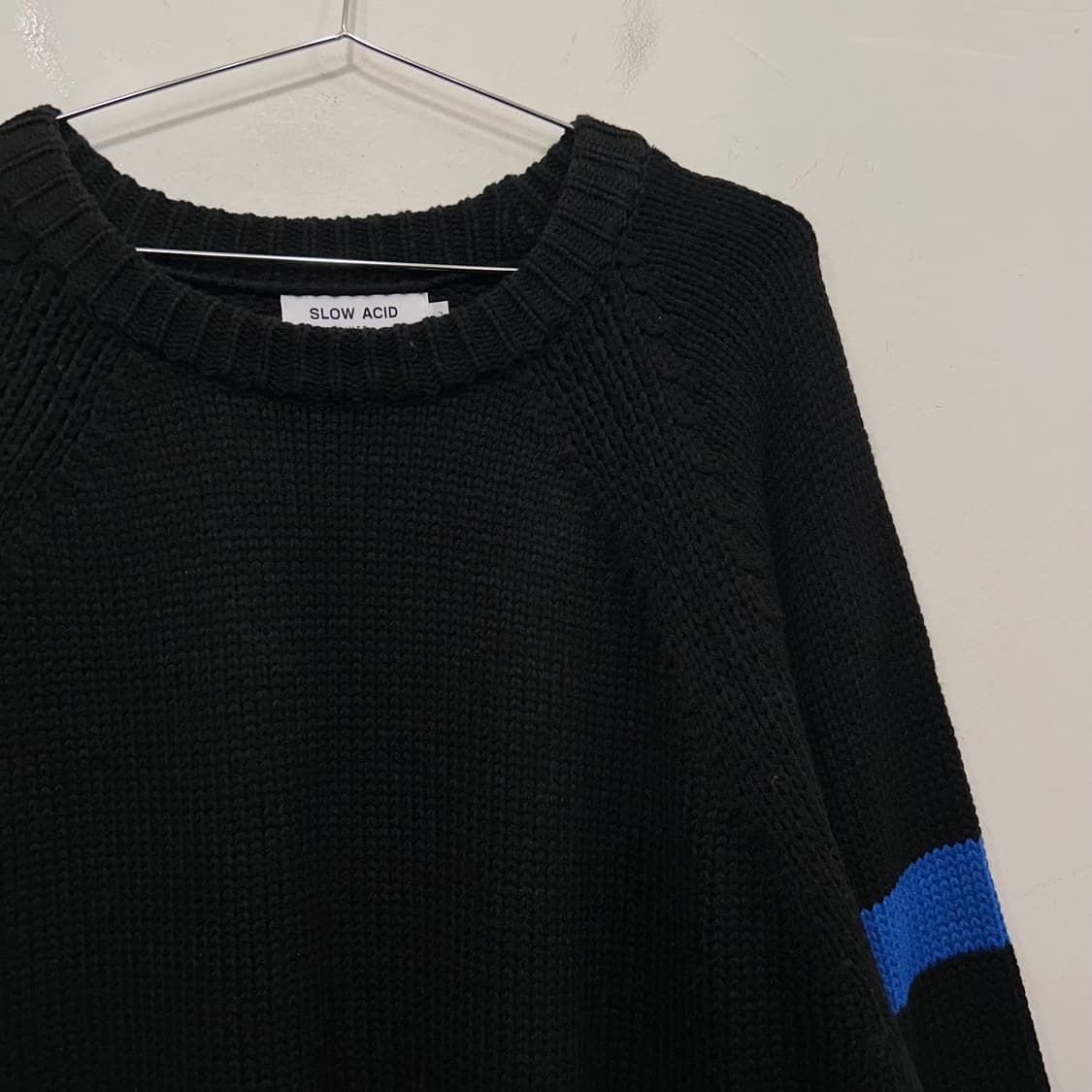 슬로우에시드 배색 래글런 트임 오버핏 니트 상품이미지1