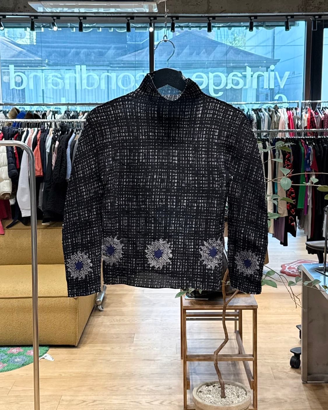 이세이미야케 미 블랙 플로랄 터틀넥 롱슬리브 상품이미지1