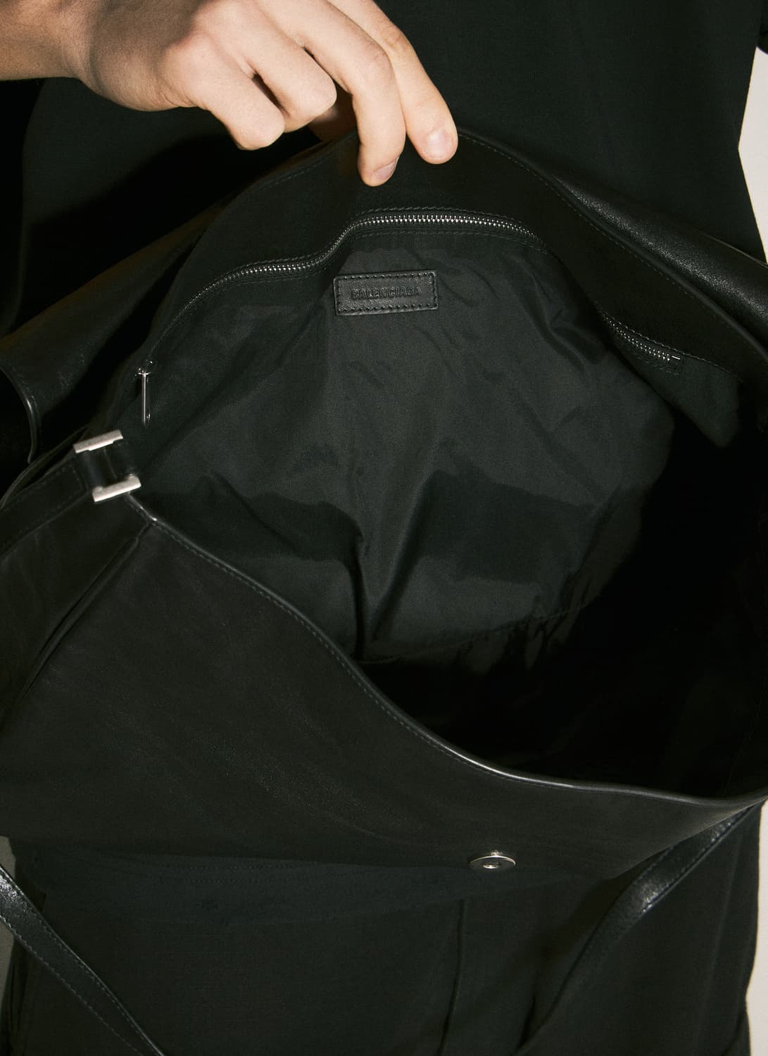 발렌시아가 Grungy Medium Messenger Bag 상품이미지6