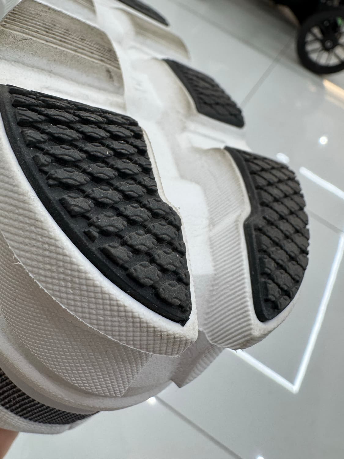 On 온 러닝 클라우드몬스터2 화이트 250사이즈 정리 합니다 상품이미지3