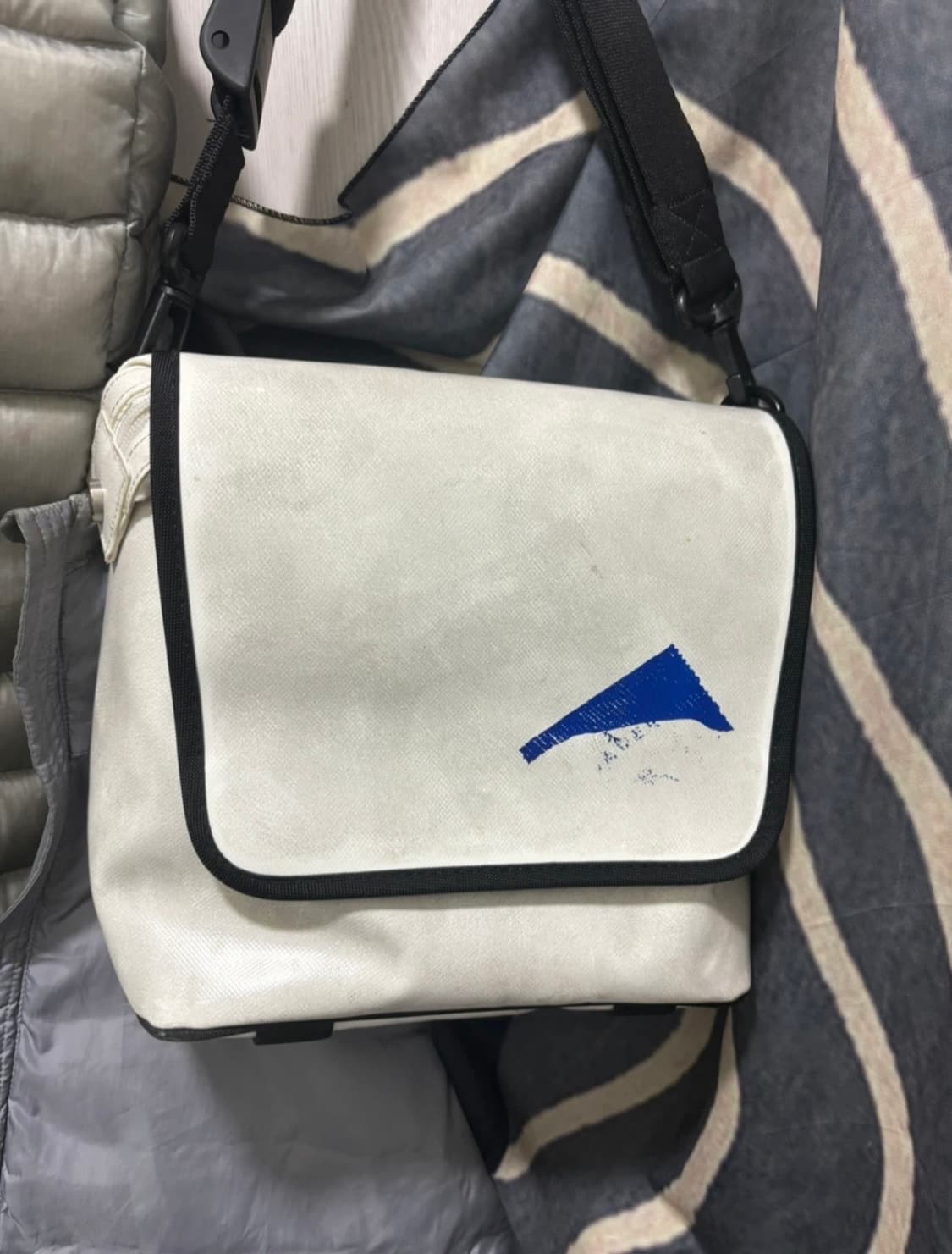 아더에러 21fw 트레이스 테이프 메신저백 상품이미지2