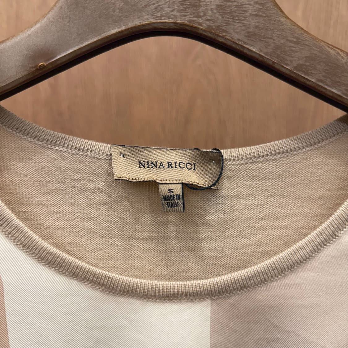 니나리치 반팔 니트 로고 블록 프린팅 밴딩 밑단 디테일 베이지 상품이미지6