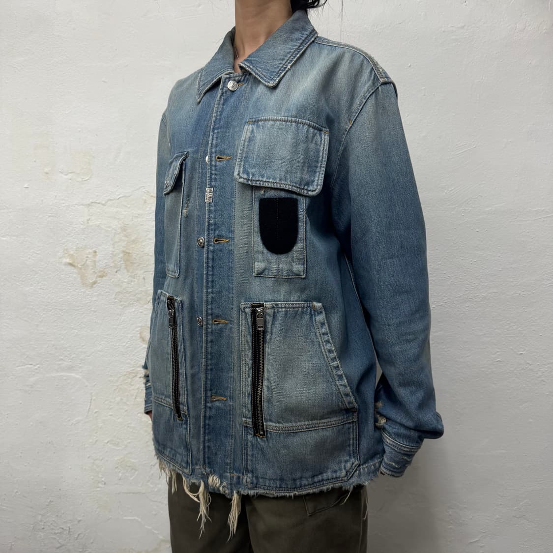 디젤(DIESEL) 라이트블루컬러 워시드 데님 디스트로이드 커버올 자켓 상품이미지1