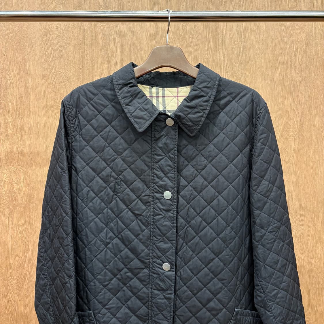 버버리 런던 클래식 퀄팅 자켓 체크 안감 플랫 카라 포켓 디테일 블랙 상품이미지4