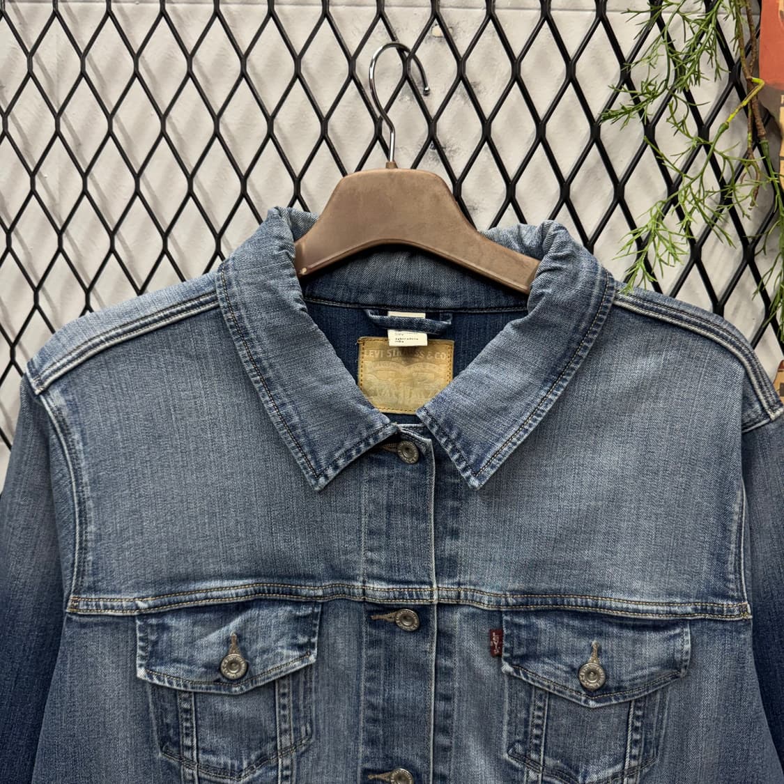 리바이스 워싱 데님 트러커 자켓 전면 스몰 포켓 포인트 중청 상품이미지3