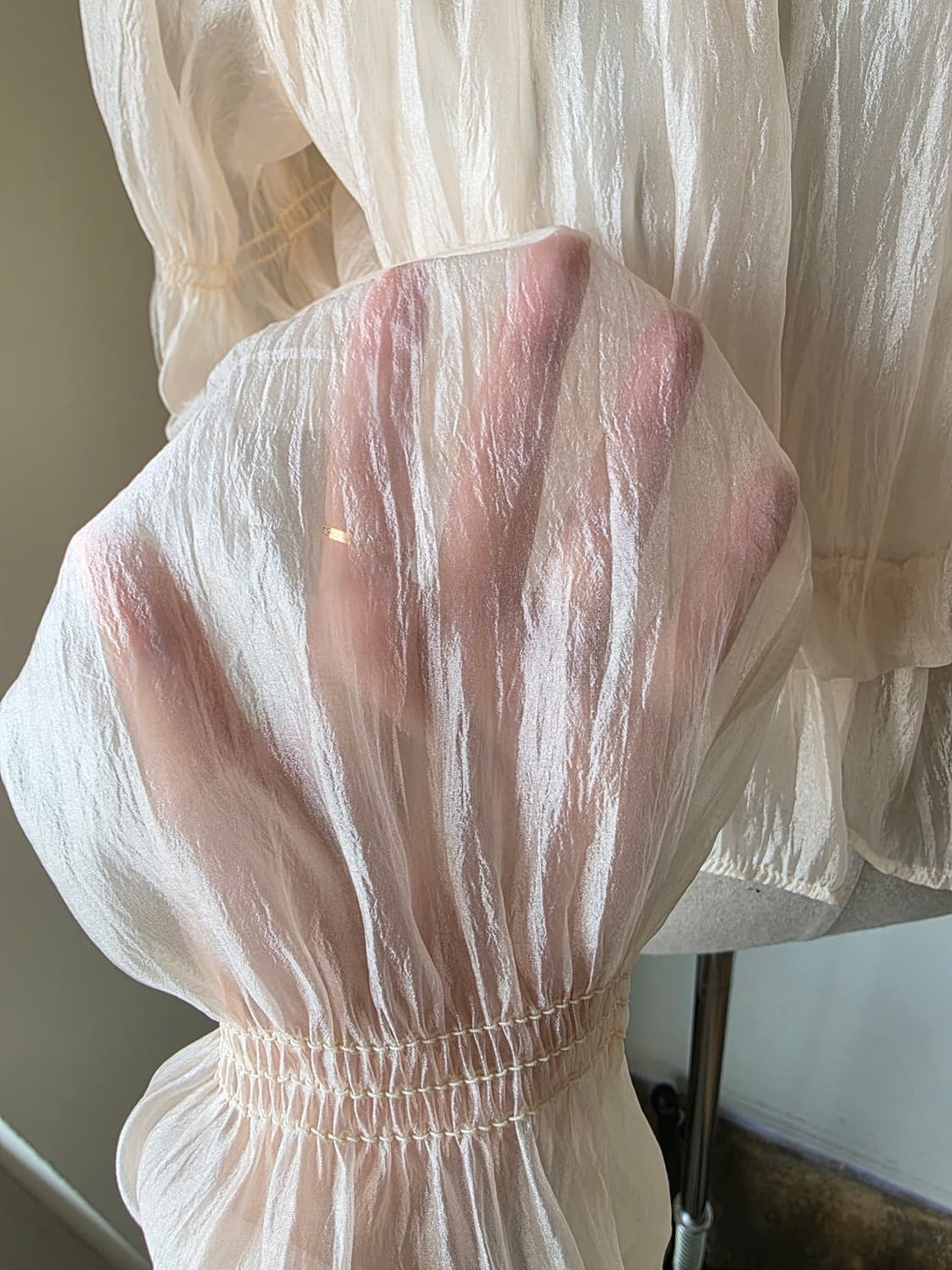 쉬폰 시스루 프릴 셔링 블라우스 상품이미지3