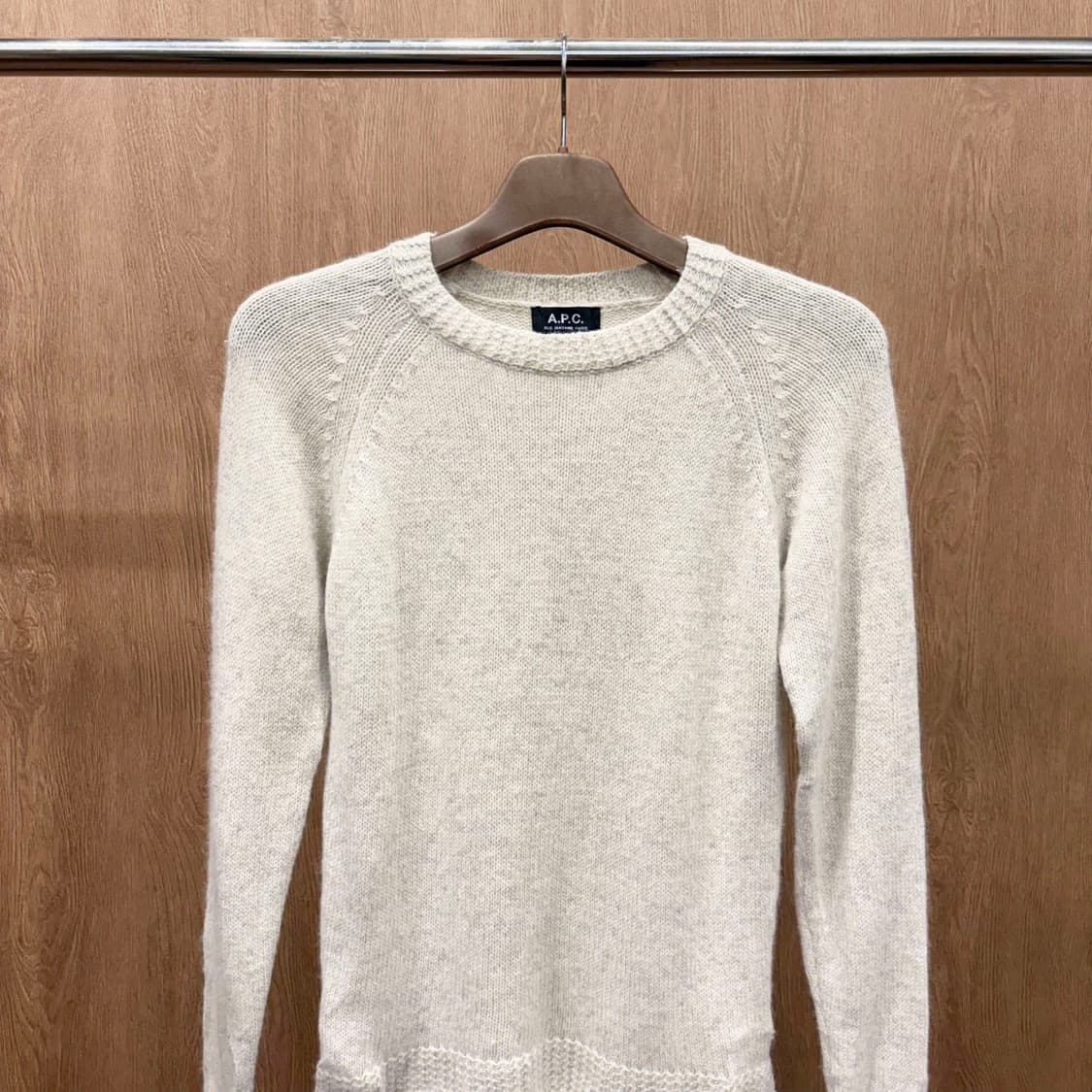 아페쎄 미니멀 라운드넥 긴팔 니트 레글런 슬리브 립 짜임 디테일 아이보리 상품이미지5