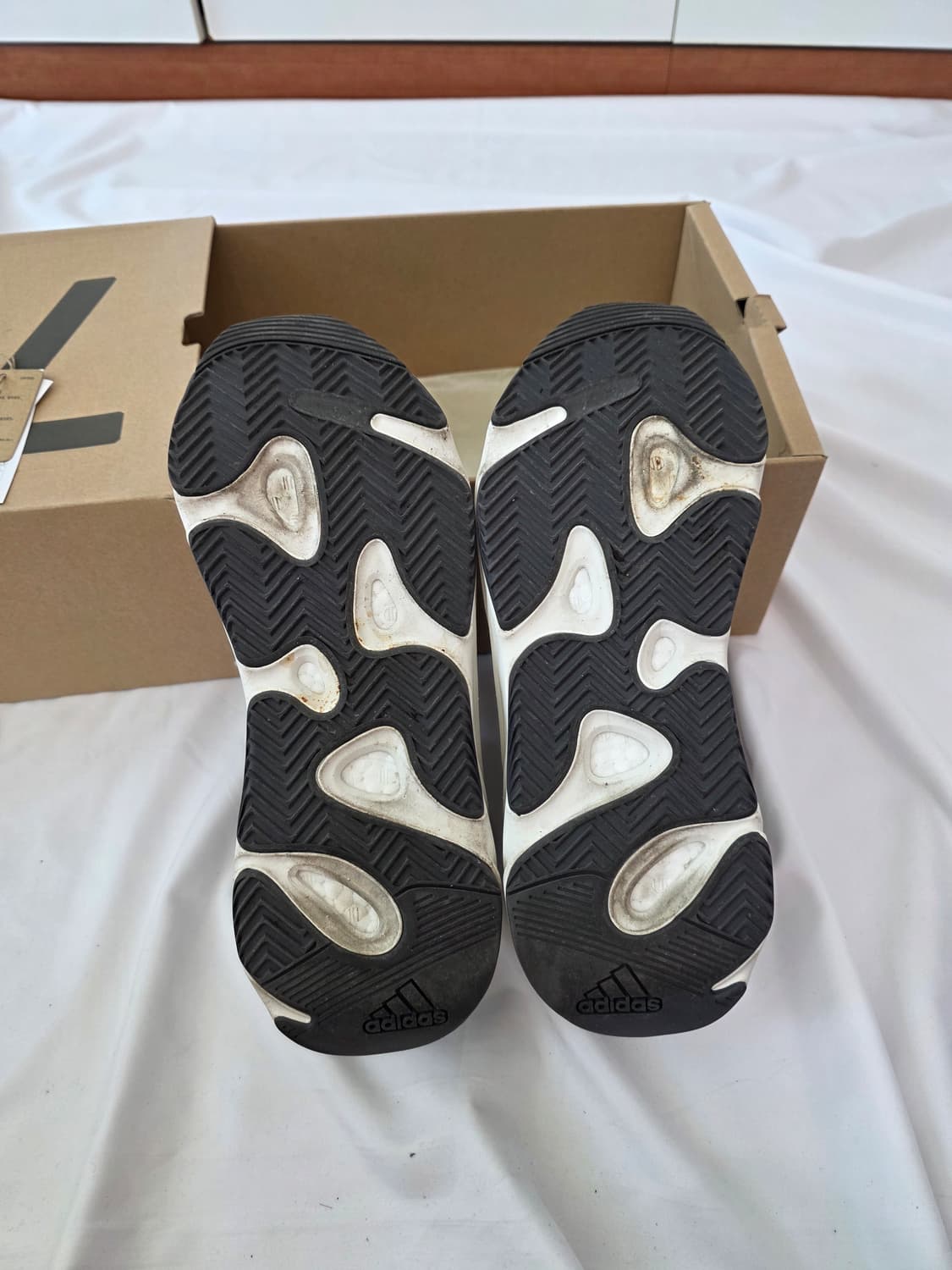 아디다스 이지 부스트 700 V2 크림(285) 상품이미지8