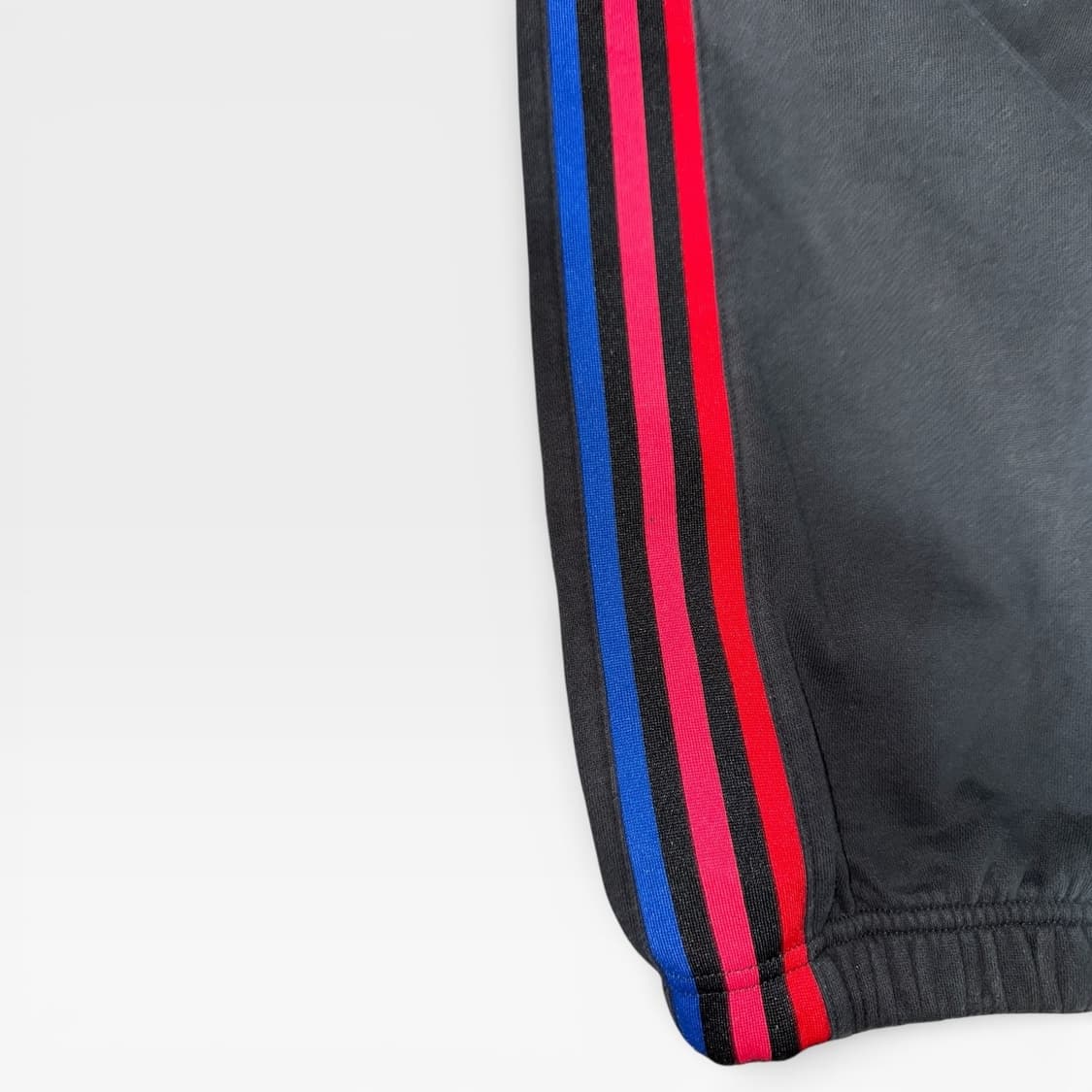 Vintage Adidas three-stripe sweatpants 상품이미지4