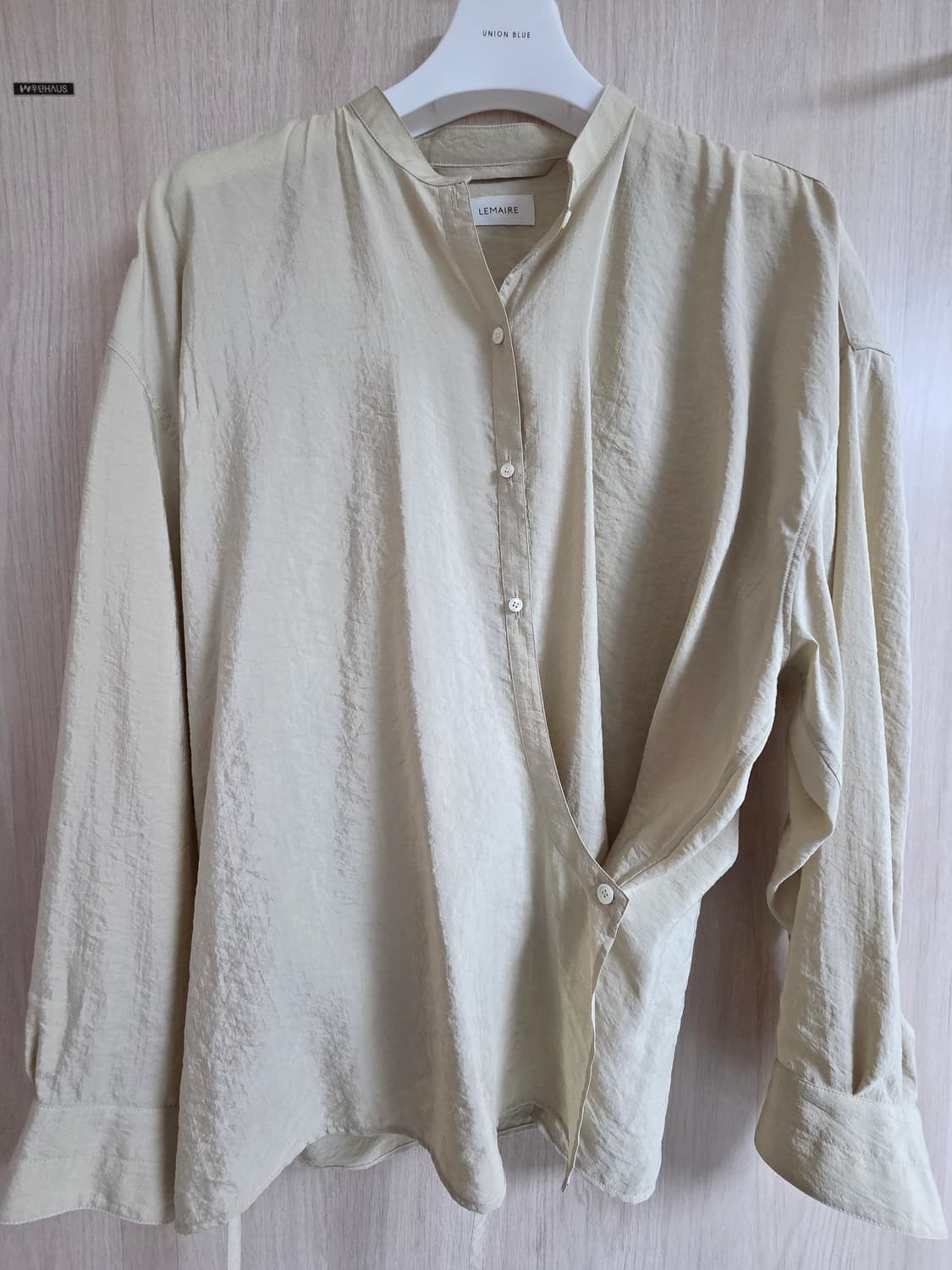 르메르 오피서 카라 트위스티드 셔츠(더스티 매스틱) 상품이미지1