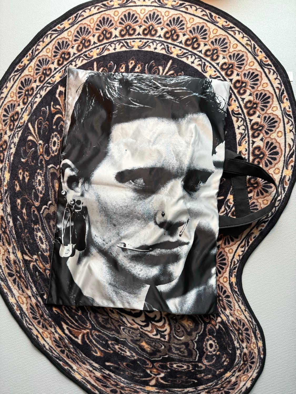 라프시몬스 이스트백 콜라보 포스터백 상품이미지1