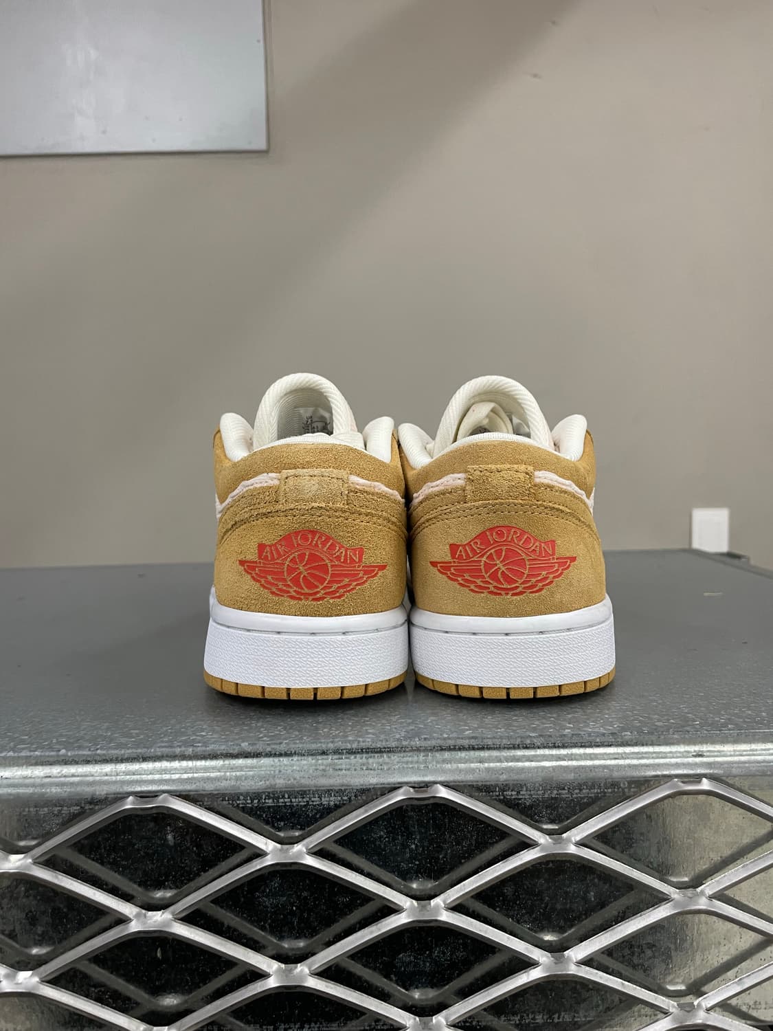 조던 1 로우 SE 코듀로이 탄 245 상품이미지3