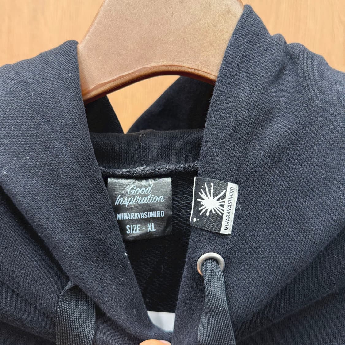 미하라 야스히로 후드 스웻셔츠 레터링 프린트 드롭 숄더 포켓 디테일 블랙 상품이미지7