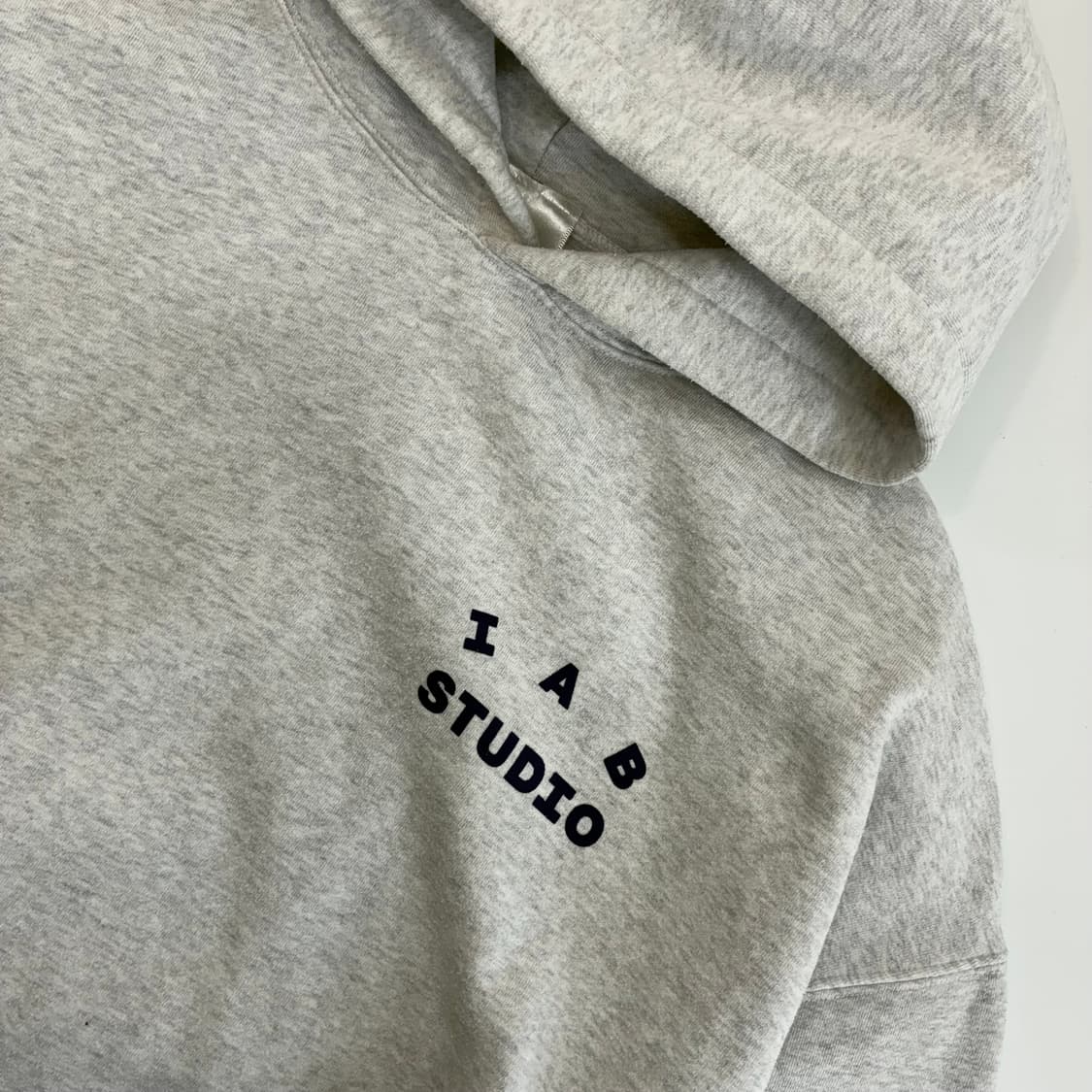 IAB studio  아이앱 스튜디오 베이직 빅로고 라이트그레이 후드티  상품이미지4