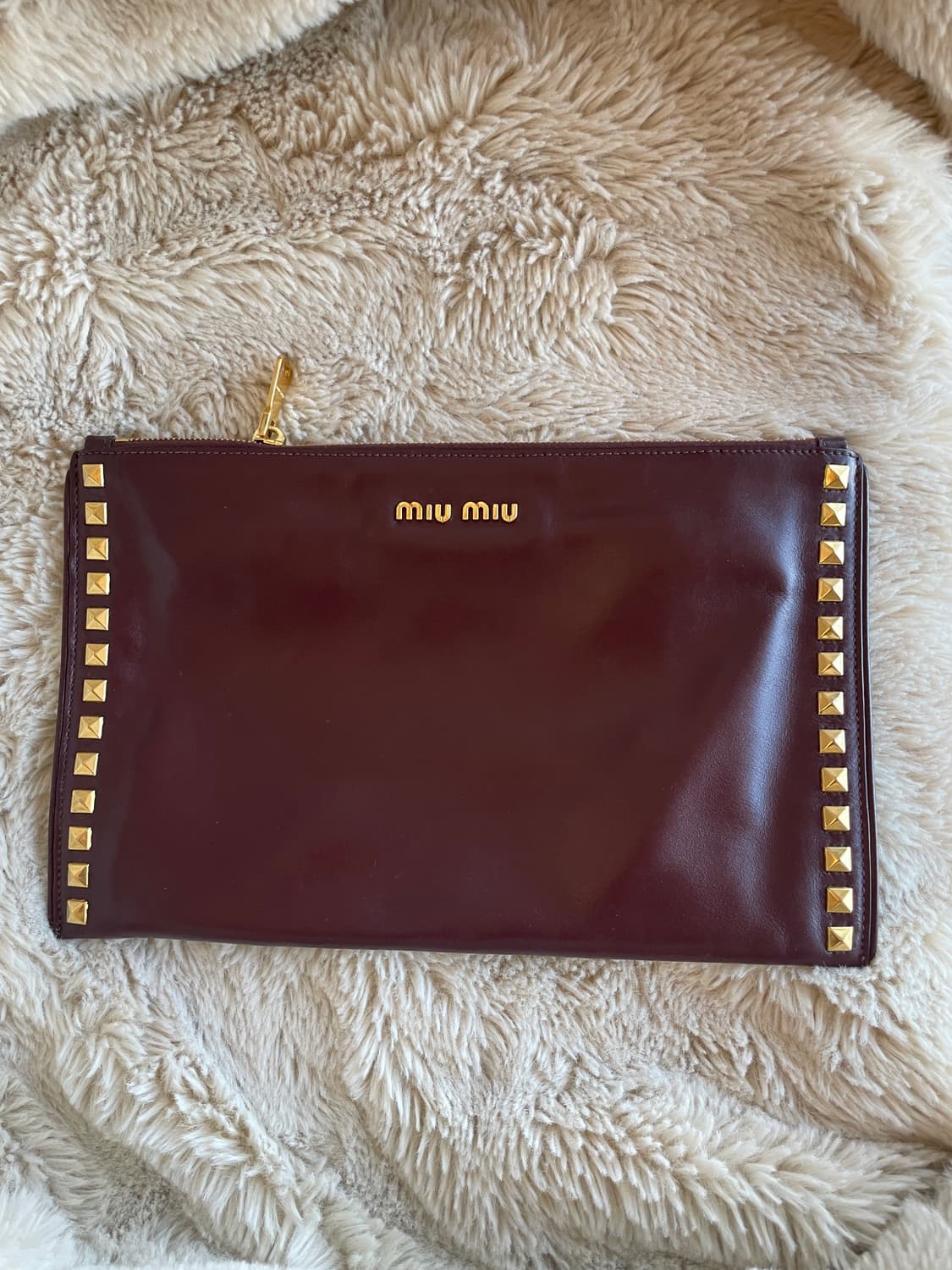[정품/거의새제품] 미우미우 버건디 스터드 클러치 연말 파티룩 상품이미지1
