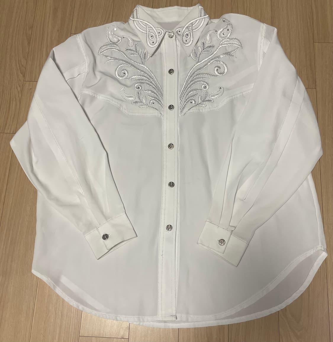 에스닉 자수 큐빅 화이트 와이셔츠 상품이미지1