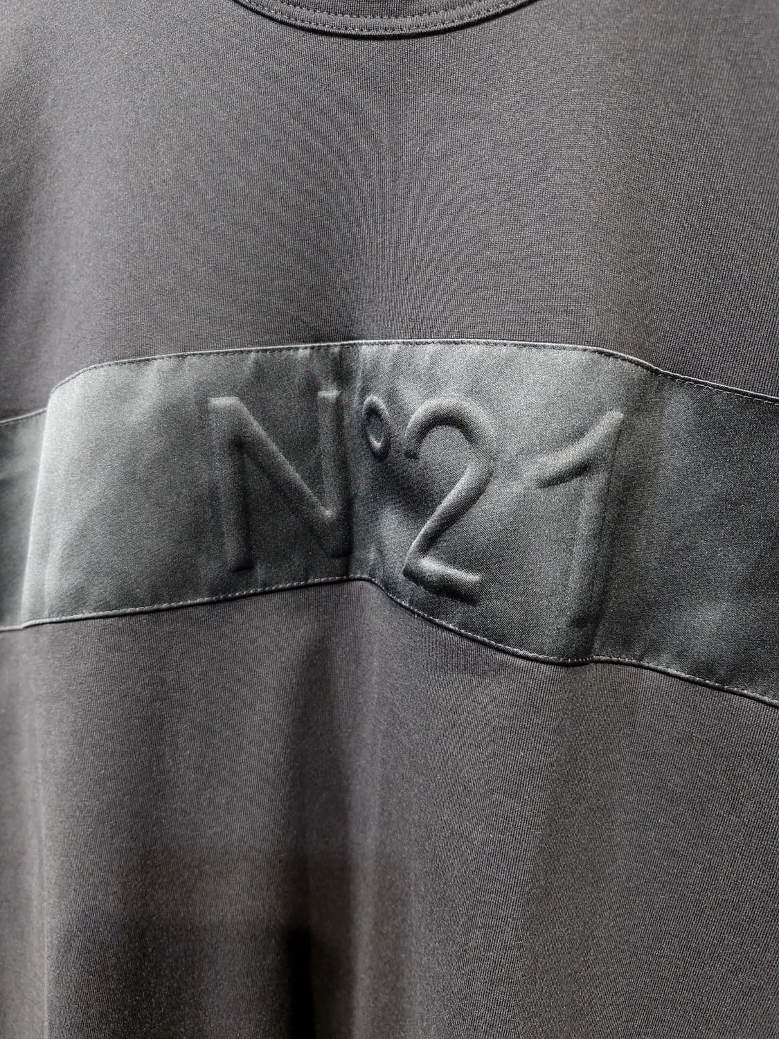 N21 넘버투애니원 엠보싱 로고 반팔티셔츠 상품이미지4