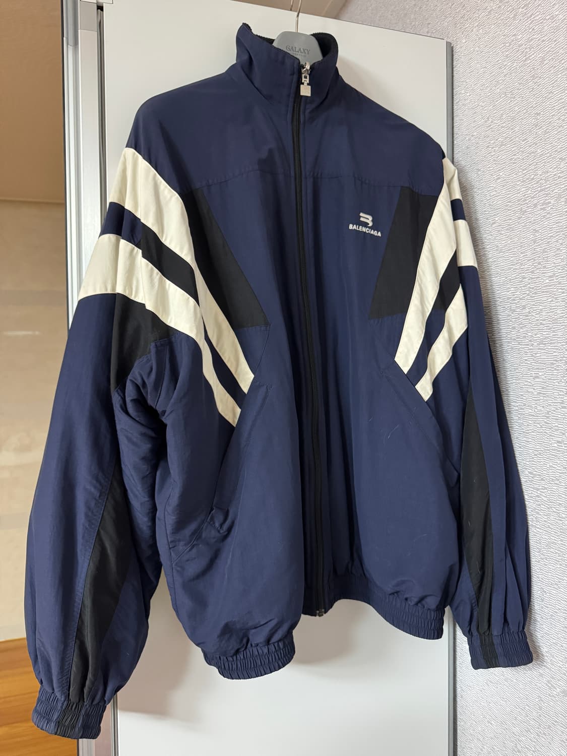 발렌시아가 리버시블 트랙자켓 후리스 팝니다. 상품이미지1
