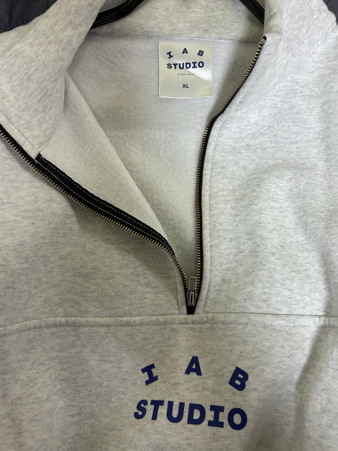 아이앱 스튜디오 하프 집업 라이트 그레이 상품이미지4