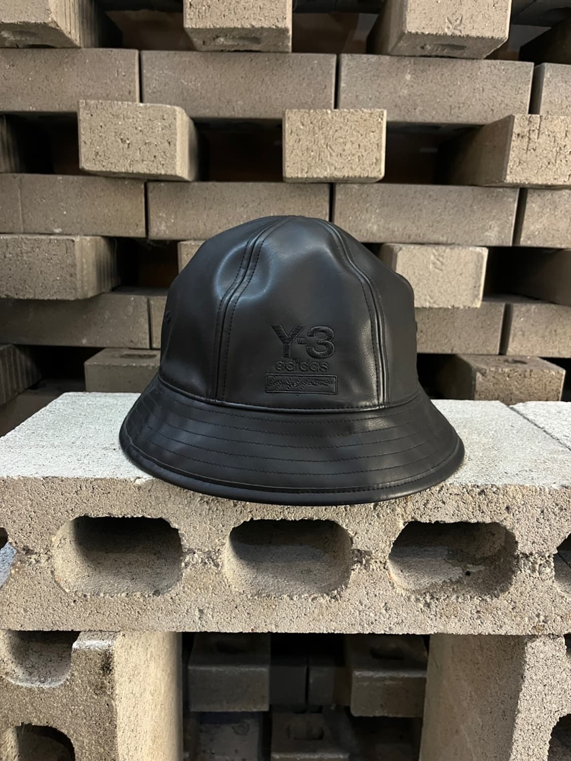Y-3 리버시블 레더 버킷 햇 상품이미지1